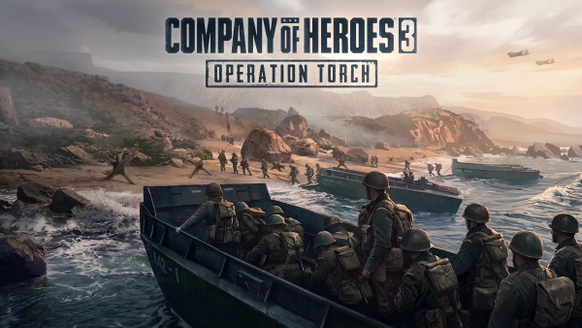 Logo von Company of Heroes 3: Operation Torch vor amerikanischen Soldaten in einem Landungsboot vor der nordafrikanischen Küste