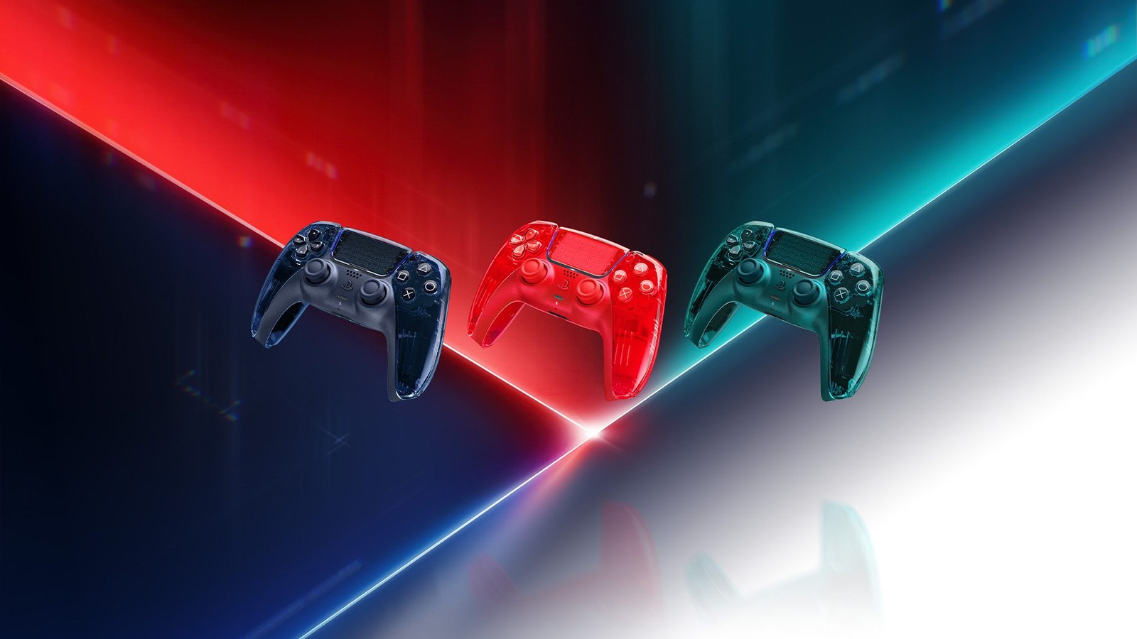 Drei transparente DualSense-Controller der Prism-Collection in Graphite Grey, Flare Orange und Emerald Green